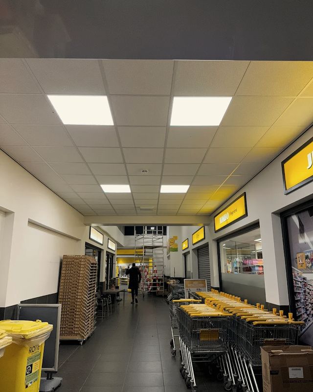 LED-verlichtingspanelen in het verlaagde plafond van een winkelpassage.